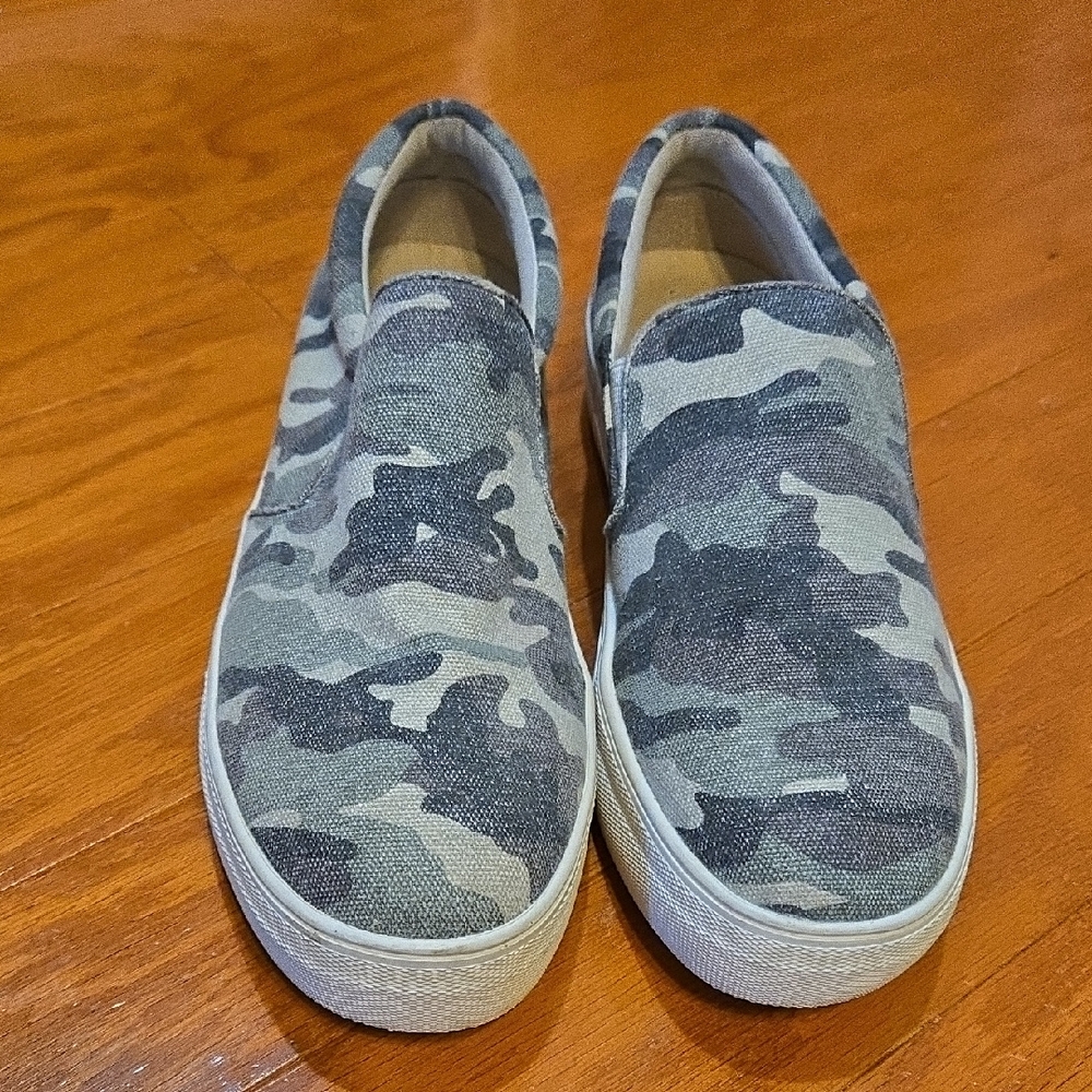 Steve Madden Women’s Slip-On Camouflage Canvas Sneakers | Size 8